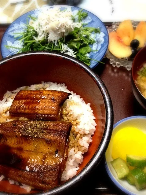 浜名湖鰻丼・豆苗炒めシラス添え・お吸物・漬物・フルーツ|まゆさんさん