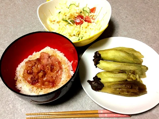 Snapdishの料理写真:ネギトロ丼•焼きなす•サラダ•味噌汁|うるしちかさん