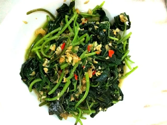 stir fry potato leaves with belacan|laumeikuanさん