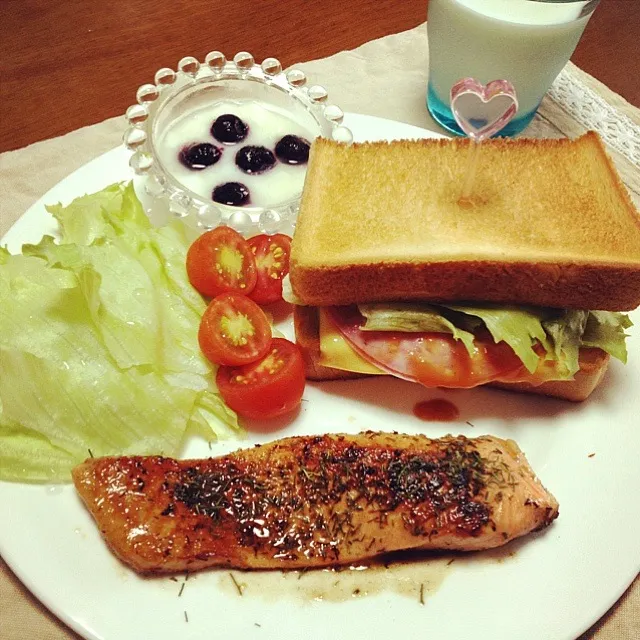 チーズビアソーセージサンド&サーモンの香草バター焼き|🍎ゆかりんご🍎さん