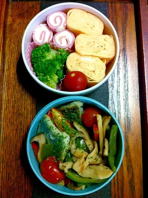 Snapdishの料理写真:7/29娘弁当  鯵ソテー野菜炒め添え  卵焼き  ブロッコリーのナムル ハムとクリームチーズの巻巻 ミニトマト  ＊猛暑日予想の今日、部活は一日練習。娘の体調とお弁当の持ちが心配です＊|yukiyamasakiさん