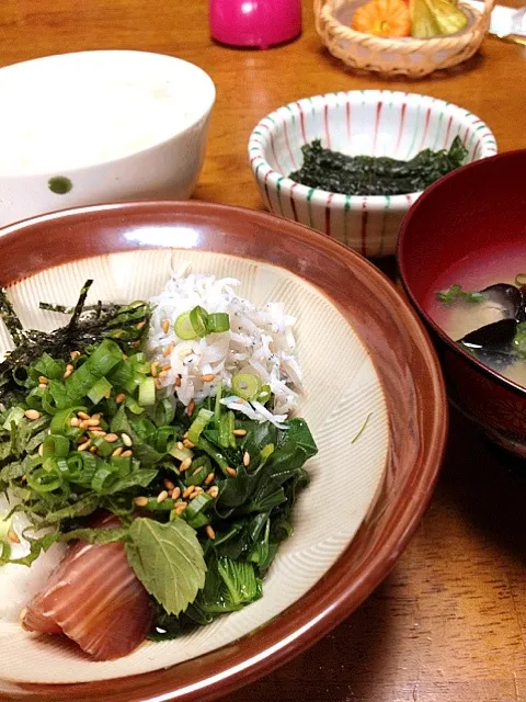 和朝食 【鮪・しらす・モロヘイヤの山かけ、しじみ味噌汁、白飯、シソ巻き】|まゆさんさん