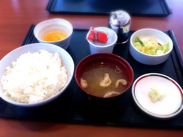 餃子カレーとかムリw普通の朝定食いただきます。|こたさん