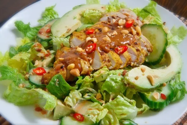 Spicy grilled 🐷pork salad with peanut dressing : 🐷Moo satay salad|🙏😄さん