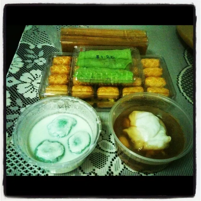 Snapdishの料理写真:kuih2 Ramadhan; badak berendam, jong kong, kuih dadar, pineapple tart, kek lapis|Ahmad Nazri Mohamed Naimさん