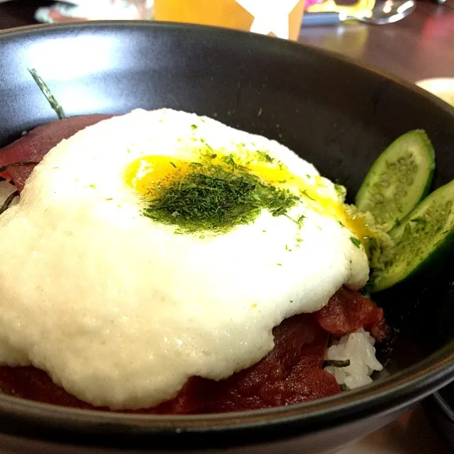 まぐろ山かけ丼。 ビールも飲んじゃう。|さるさん