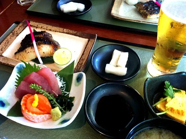 Snapdishの料理写真:二子玉川でランチ。西京焼とお刺身御膳。ビールつけちゃう！|うみちづさん