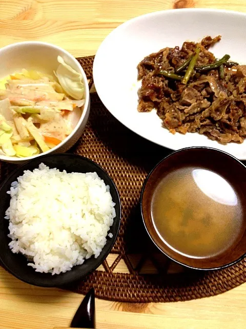 今日の夕飯  牛肉とニンニクの芽の炒め物、温野菜サラダ|ヒロサンさん