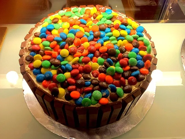 m&m's & kitkat cake|Yoshimune KITTAさん