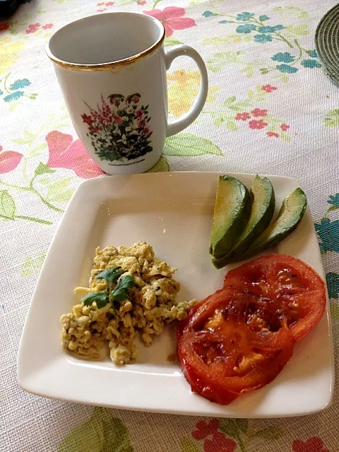 Veggie b'fast (lucopene-empowered tomatoes, basil-infused eggs and fresh avacados)|Don Prosserさん