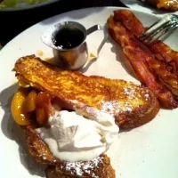 Snapdishの料理写真:creme brulee french toast with peaches|Evaさん