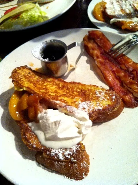 creme brulee french toast with peaches|Evaさん