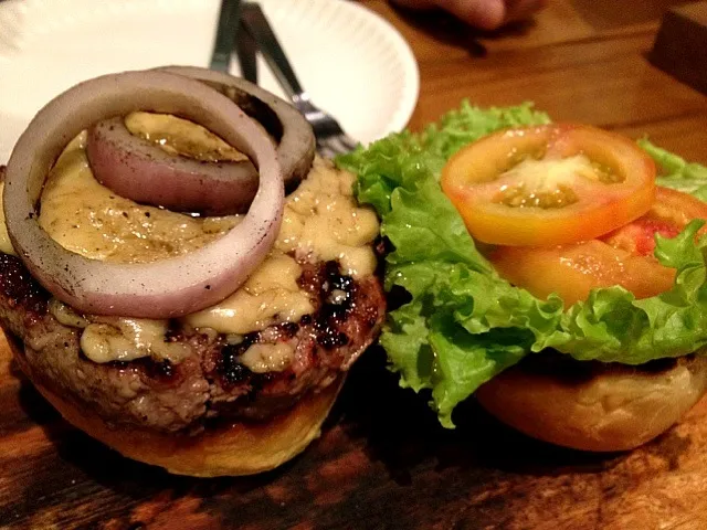 angus beef burger with cheese|elwood kelly liaoさん