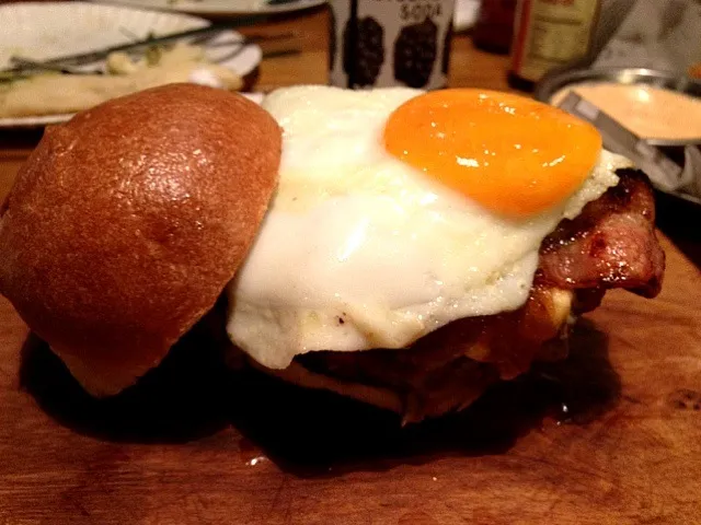 angus beef burger with blue cheese and egg|elwood kelly liaoさん