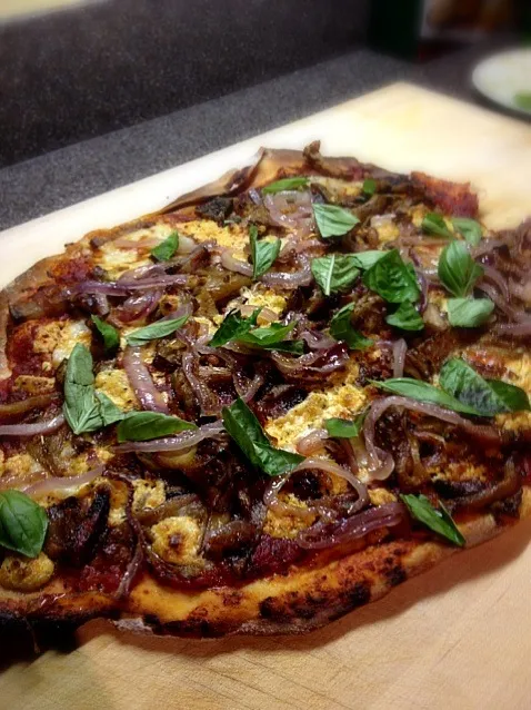 Guanciale, sauteed mushroom, red onion, herbed goat cheese, and basil pizza|michael anzelmoさん