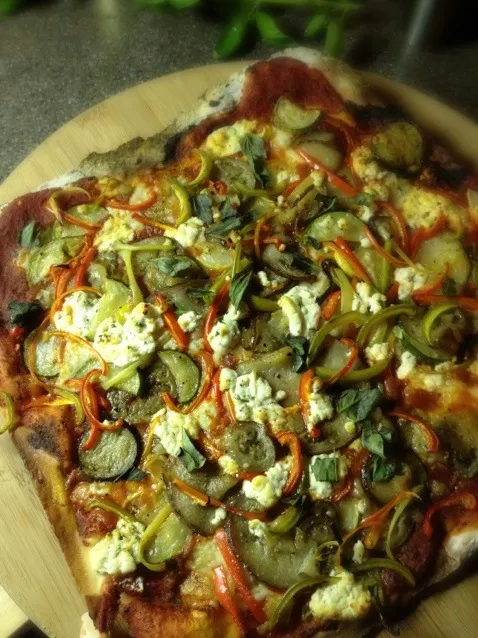 Sauteed squash, zucchini, eggplant pizza with sweet peppers, lemon basil, goat cheese and mozzarella|michael anzelmoさん