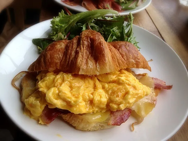 scrambled egg bacon croissant|willzさん