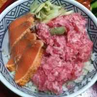 Snapdishの料理写真:サーモンとマグロ丼|ばびばび♡さん