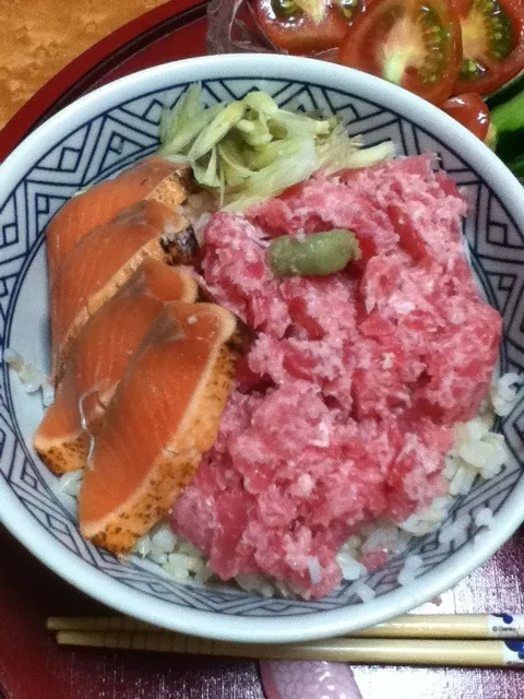 Snapdishの料理写真:サーモンとマグロ丼|ばびばび♡さん