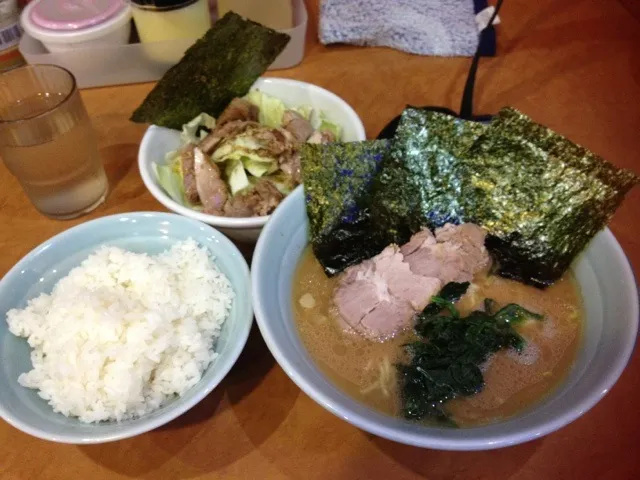 Snapdishの料理写真:横浜家系ラーメン武蔵家|kazzさん