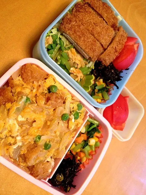 今日は残り物アレンジ弁当。娘は海老フライ卵とじどんぶり風、私はソースカツ丼風。暑いからガッツリ☆ トマトを愛する娘には別添えで。|松浦有里さん