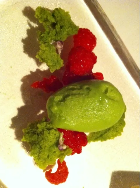 sweet pea ice cream, mint sponge, & raspberries|michael nassarさん