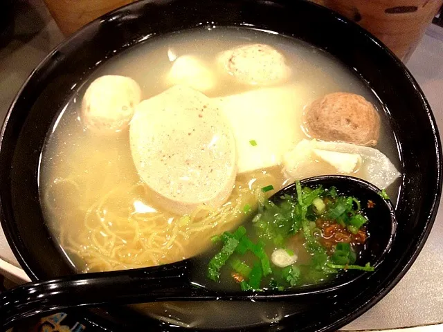 Snapdishの料理写真:four seasons pork noodle in hongkong|Owfu B.さん