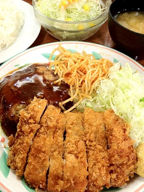 ハンバーグ＆チキンカツに、温玉付きコールスロー。 #昼ごはん #昼飯|Takashi H.さん