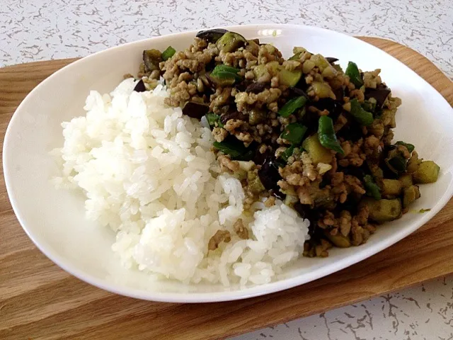 ひき肉と夏野菜のバジル炒めご飯|81chさん