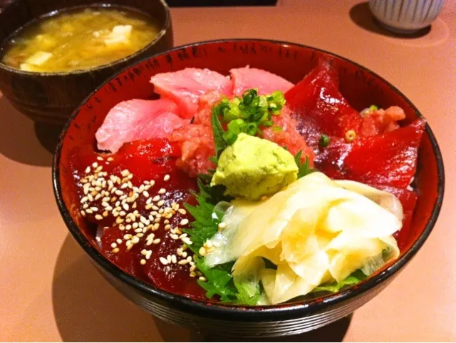 まぐろづくし丼(トロ,赤身,ヅケ,ネギトロ)|塩豚骨さん