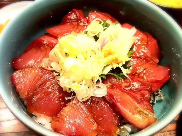 わらさの漬け丼 〜 かつをが売切れでこれになりました  美味しかったです(^｡^)|リフルシャッフルさん