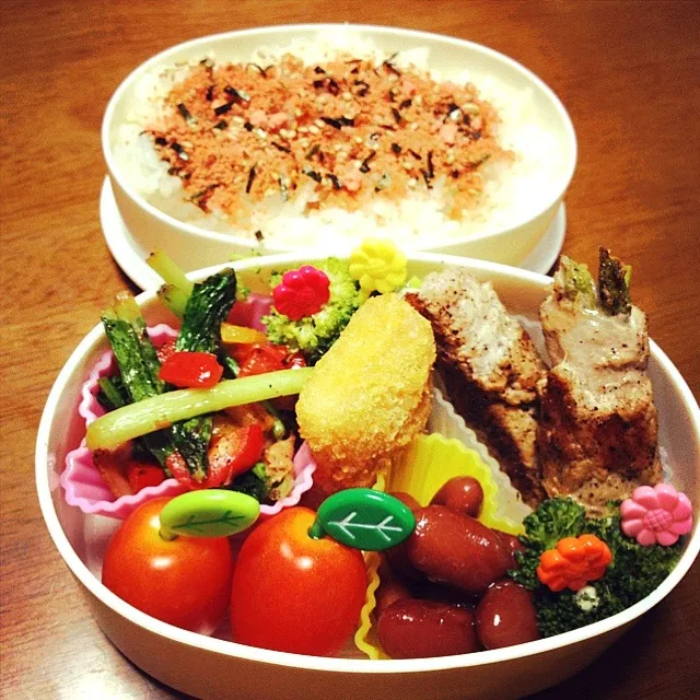 Snapdishの料理写真:青梗菜とベーコンのごま油炒め&肉巻きアスパラ弁当|🍎ゆかりんご🍎さん