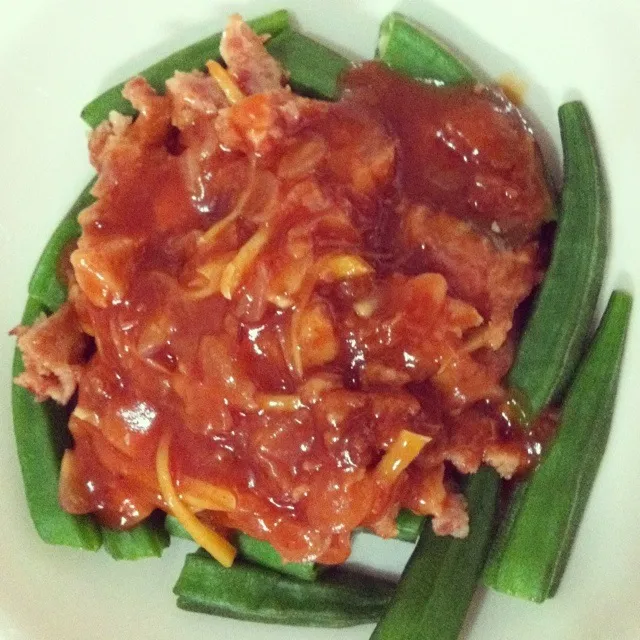 steam okra with luncheon meat|laumeikuanさん