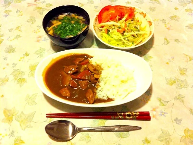 本日のお夕飯。カレーライス、サラダ、お味噌汁。|Hitomi Seyaさん