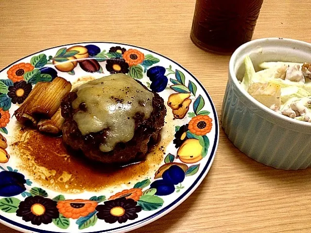 ハンバーグのバター醤油ソースと林檎とセロリのヨーグルトサラダ|hanaさん