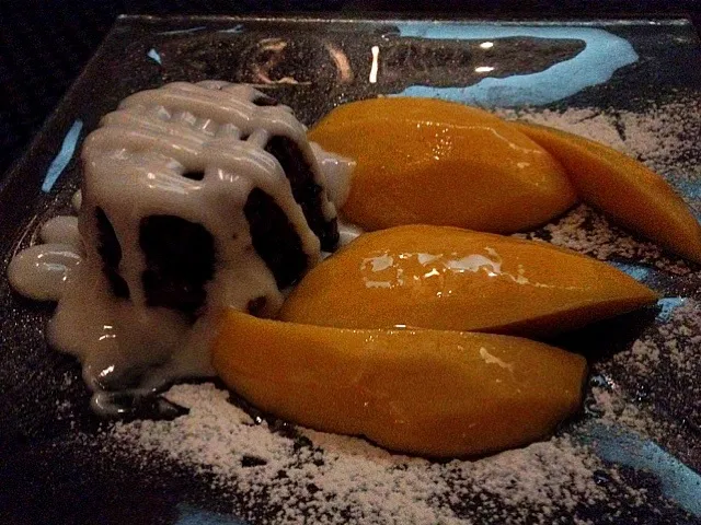 sticky rice with mango and creamy coconut sauce|elwood kelly liaoさん