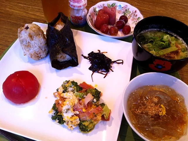 Snapdishの料理写真:ベーコンとブロッコリーの玉子炒め  味噌汁  トマト  昆布の佃煮  心太  おにぎり  ブドウ  蒟蒻ゼリー  ヤクルト|高田恵子さん