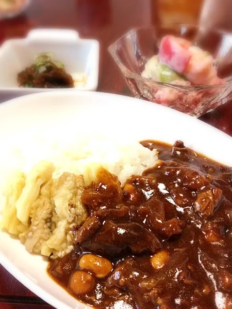 昨日の牛スジ リメイクカレー 焼き茄子乗っけ・トマトサラダ・もずく酢|かっぴーさん