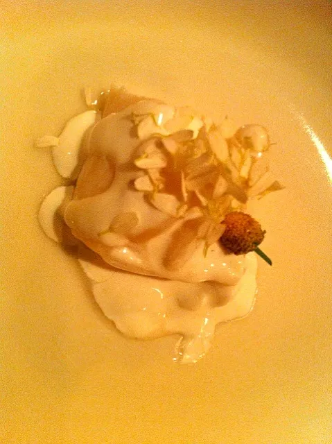 line-caught halibut, whey, young garlic & chamomile|michael nassarさん