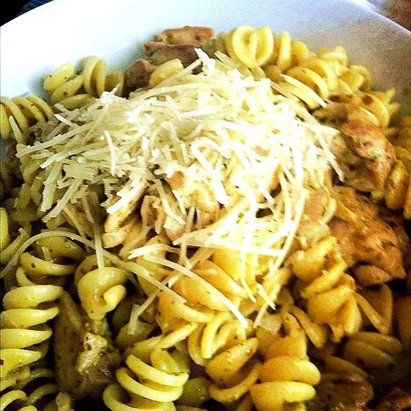 Easy pesto, chicken &eringi mushroom pasta|Yoriko Fujitaさん