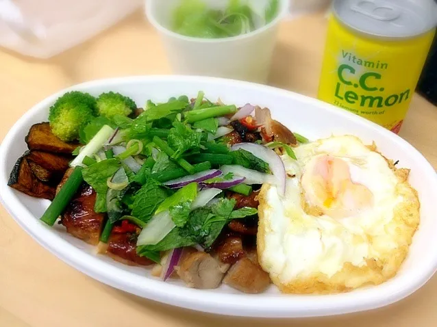 Gaiyang (Thai Roasted Chicken) w/ spicy herb and fried egg to go|chan mitsuさん