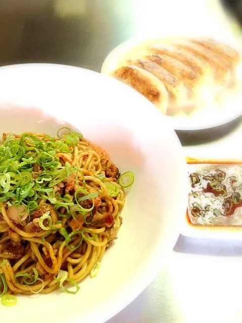 Snapdishの料理写真:汁なし担々麺・焼き餃子|かっぴーさん