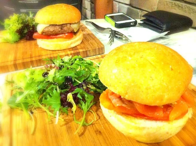 smoked salmon burger with avocado salsa|Valencia Seahさん