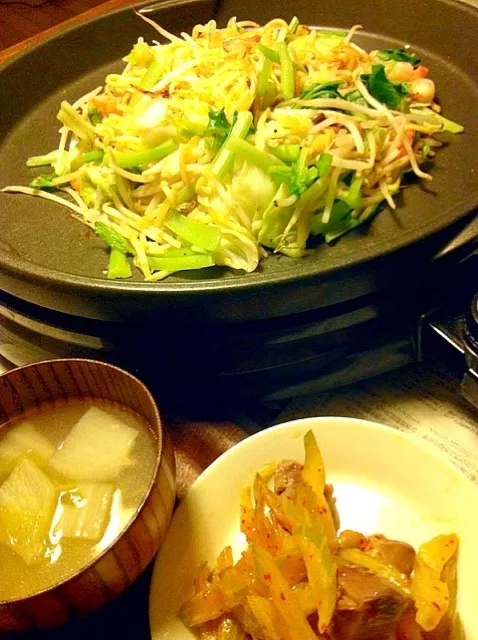 8/1晩御飯  ☆カレー風味焼きそば  白菜スープ  セロリと砂肝の辛味炒め  ＊味うっすー…＊|yukiyamasakiさん