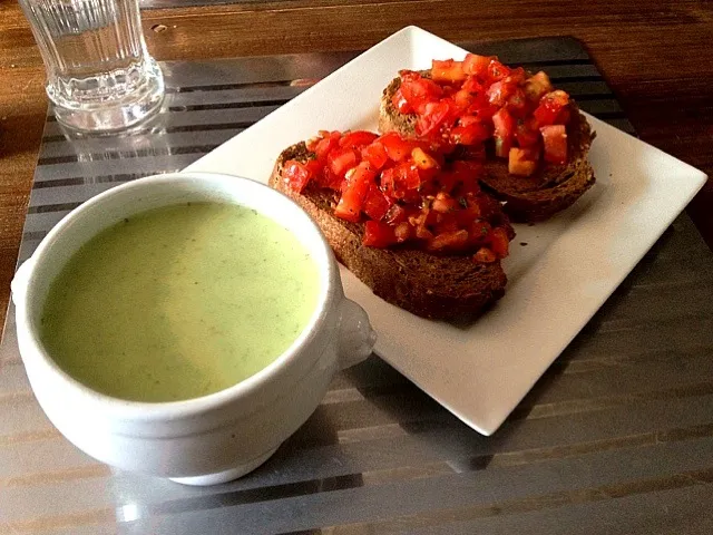 Snapdishの料理写真:Courgette soep met Bruschetta|Richard Koolenさん