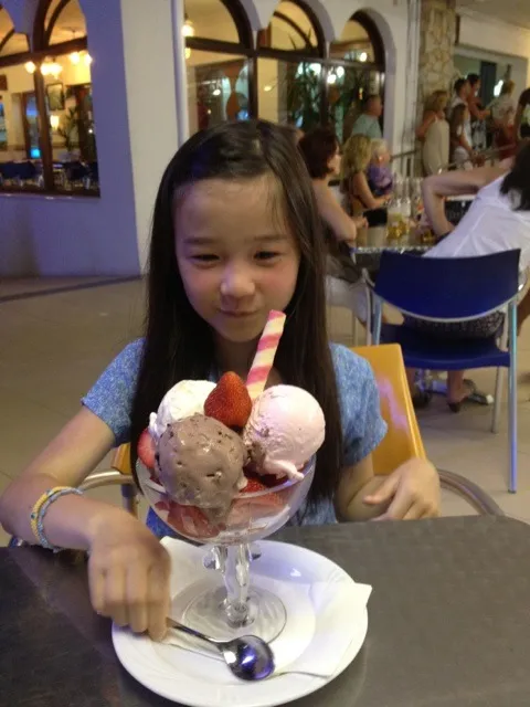 the icecream is bigger than her head|Generaalさん