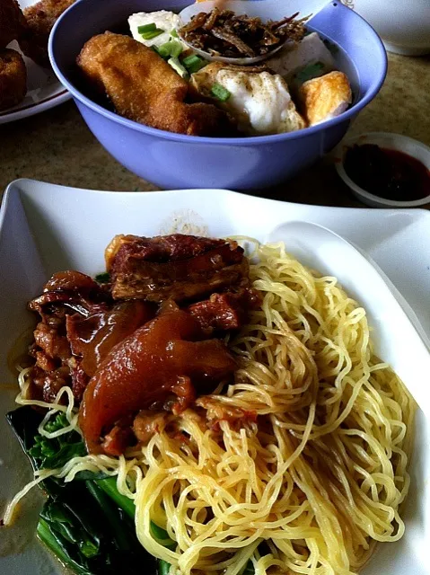 beef brisket noodles and ikan bilis yong tau foo|karen limさん