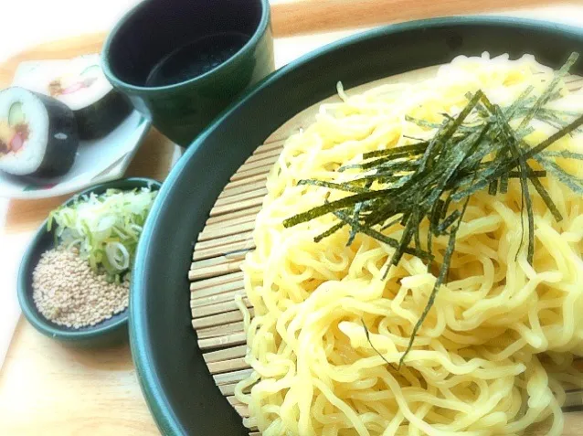 本日のランチ。ざるラーメンと巻寿司(450円)|JTKさん