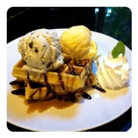 Snapdishの料理写真:Waffle w/maple syrup and icescream|Besto Sriphithakさん