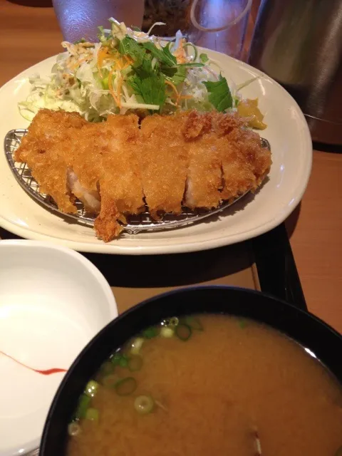 Snapdishの料理写真:ロースカツ定食、貝汁アップグレード|Hajime Sakaiさん